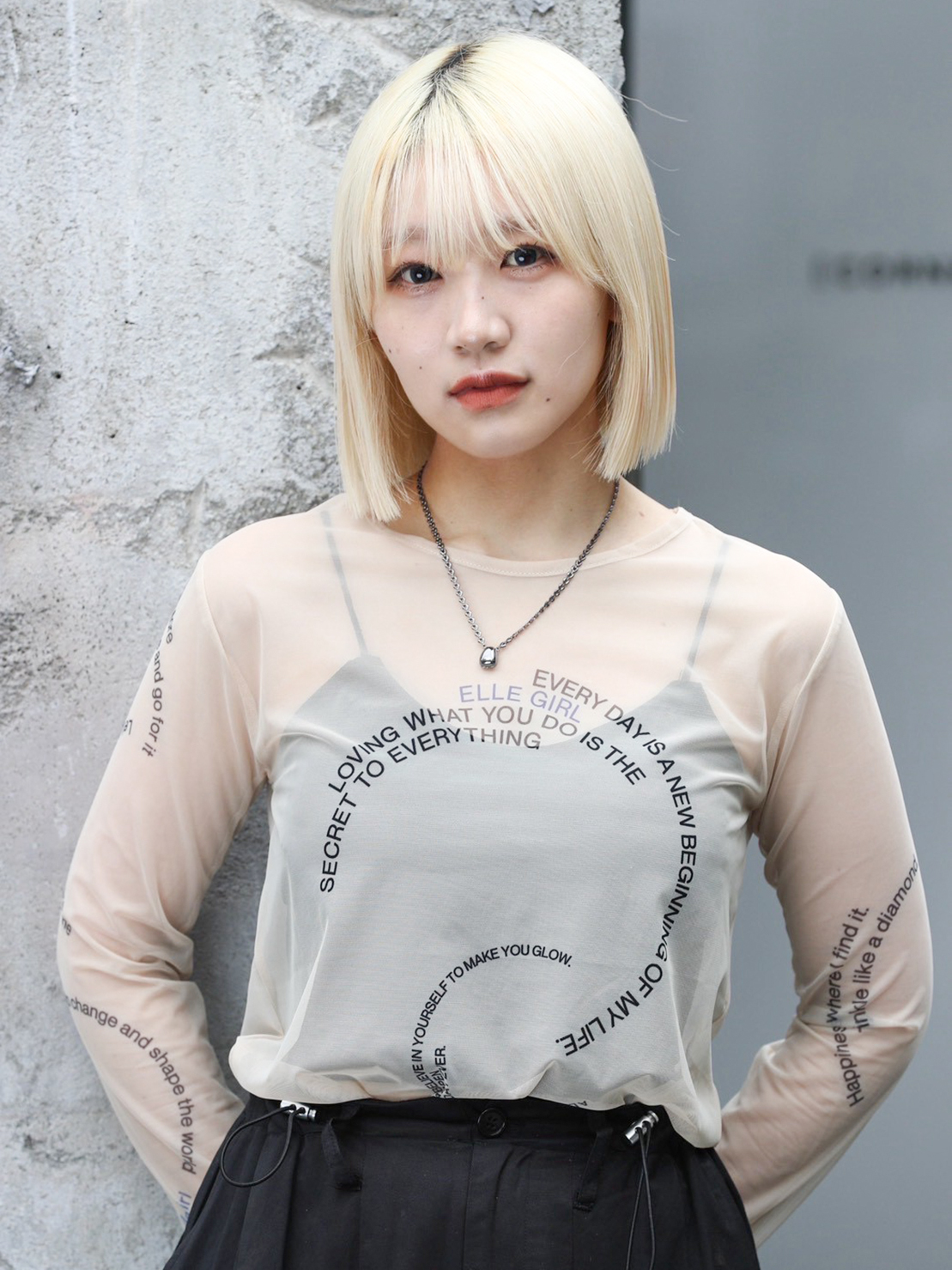 ペールイエローのブロンドカラーと目元にかかる前髪が特徴のストレートボブ